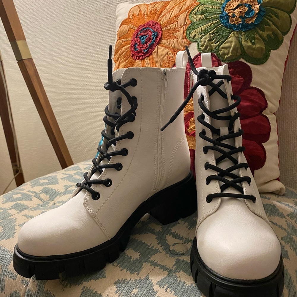 MÍA combat boots never used